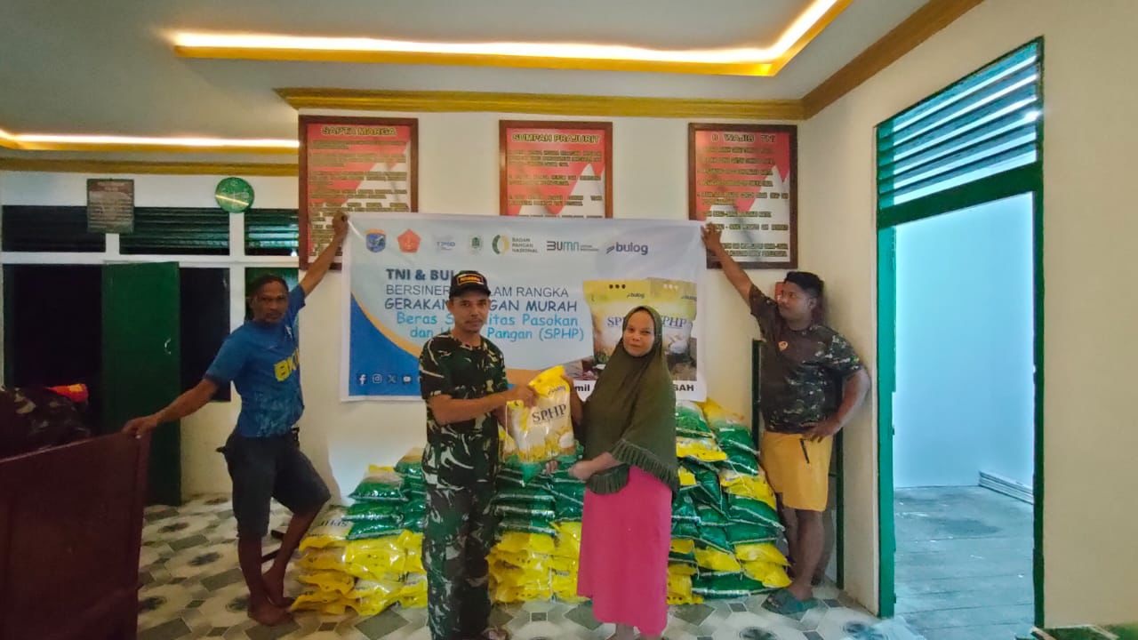 ANTUSIAS: Warga antusias membeli beras murah di kegiatan Gerakan Pangan Murah yang digelar Koramil 1206-13/Bunut Hulu, Kapuas Hulu.