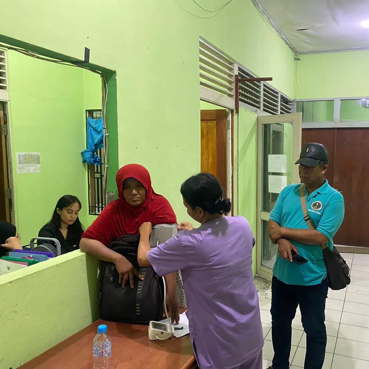 AMANKAN: Polres Sintang bersama Dinas Sosial mengamankan wanita diduga ODGJ yang membuat keributan di warung bakso di Desa Baning Kota, Sabtu (11/10).