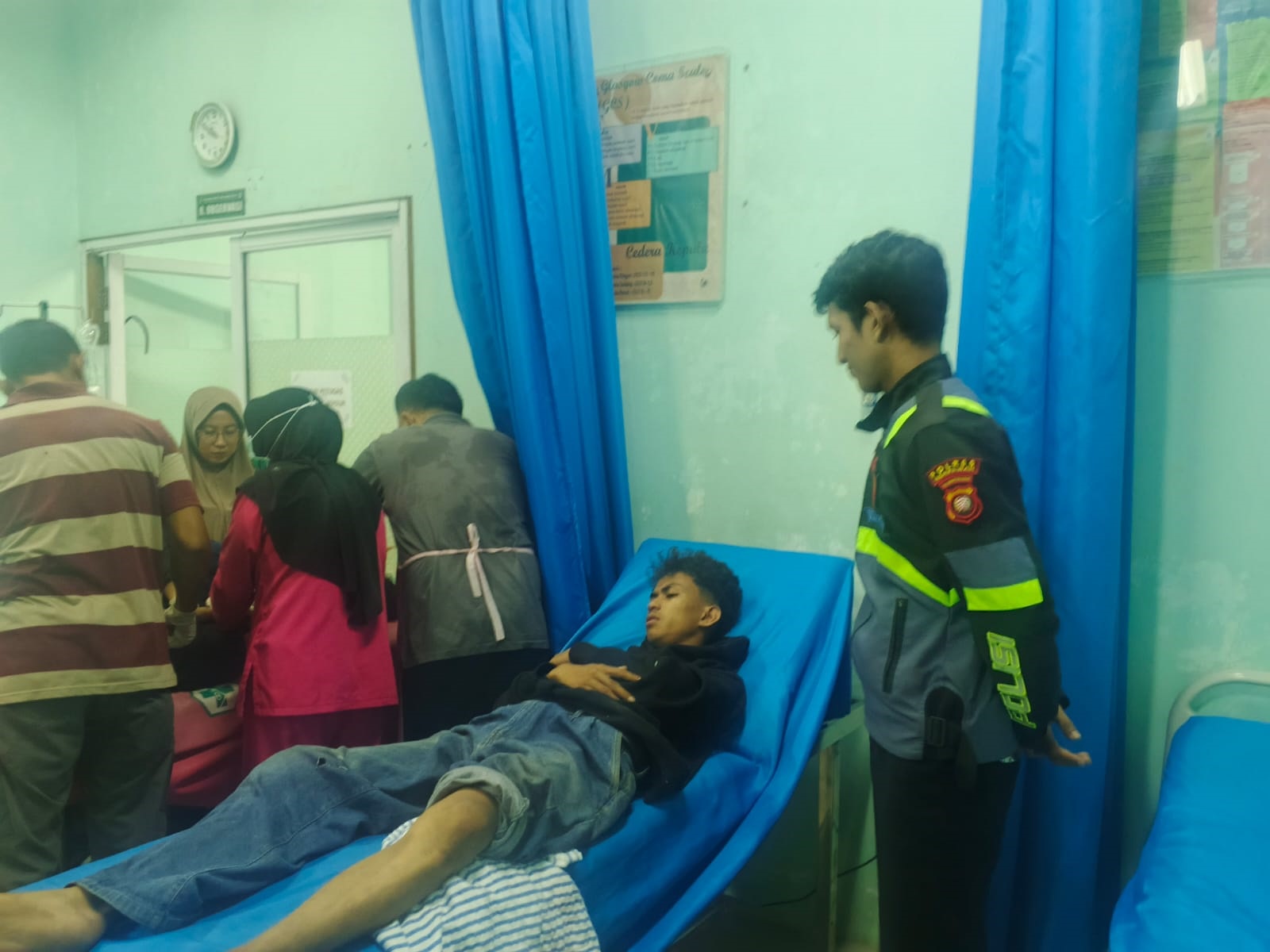 LAKA: Salah satu korban laka balapan liar di Patoka Sungai Pinyuh saat dievakuasi ke Puskesmas.
