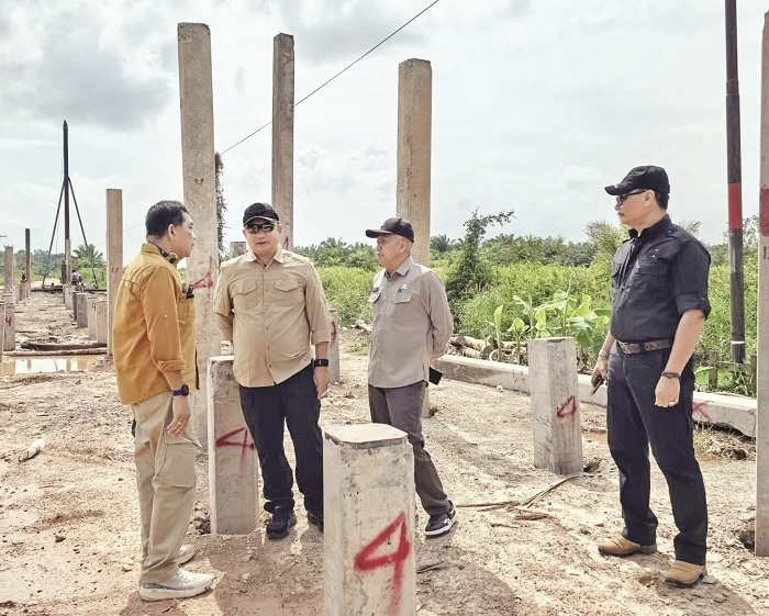 TINJAU : Bupati Ketapang, Alexander Wilyo, meninjau pengerjaan Jalan Pelang-Kepuluk, Minggu (12/10).