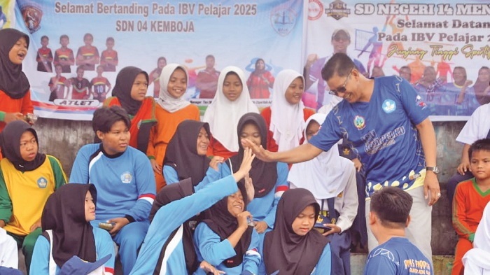 VOLI : Wakil Bupati Kayong Utara, Amru Chanwari, saat memberikan sambutan pada pembukaan Invitasi Bola Voli Pelajar dan Kejuaraan Tenis Meja Pelajar Kayong Utara Tahun 2025 di Lapangan PBVSI KKU.