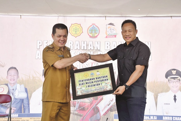 ALSINTAN : Anggota Dewan Perwakilan Daerah Republik Indonesia (DPD RI) sekaligus Dewan Pembina Nasional (DPN) TMI, Daud Yordan menyerahkan Alsintan, kepada Bupati Kayong Utara, Romi Wijaya, bertempat