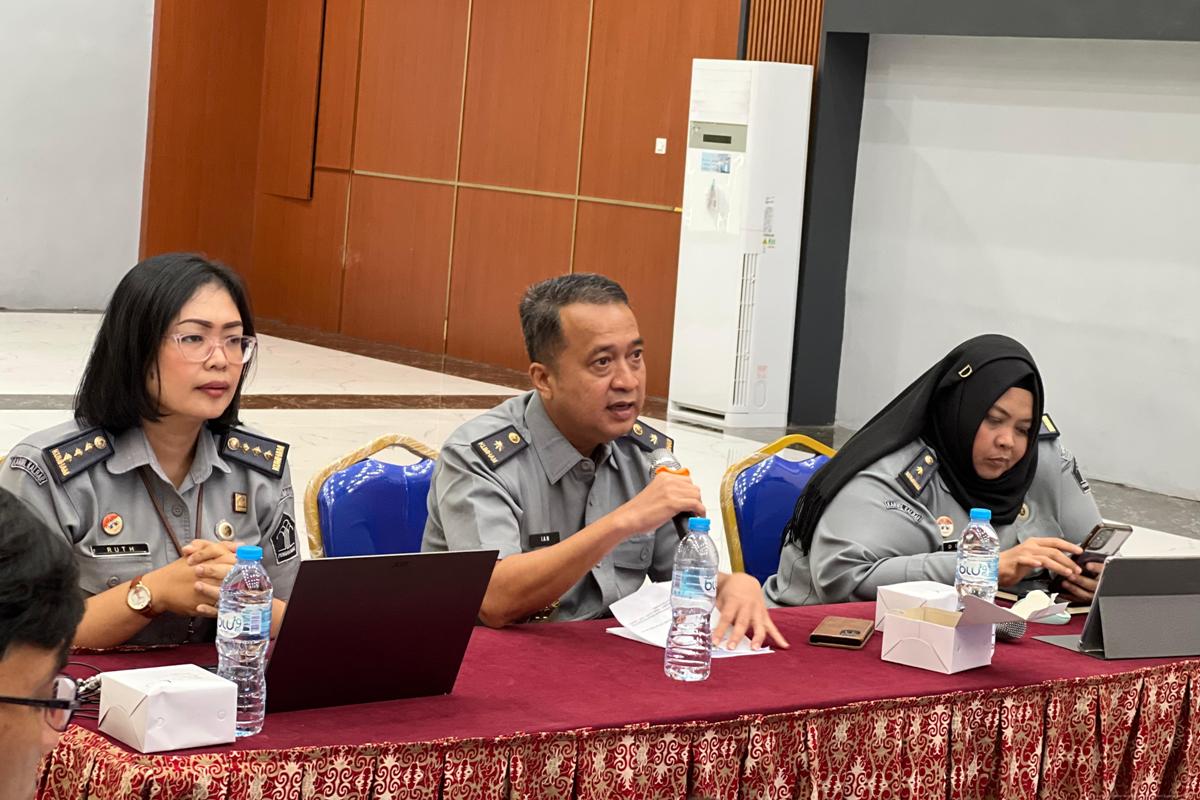 Kanwil Kemenkum Kalbar menggelar rapat harmonisasi raperbup Sanggau tentang batas desa pada Senin (13/10).