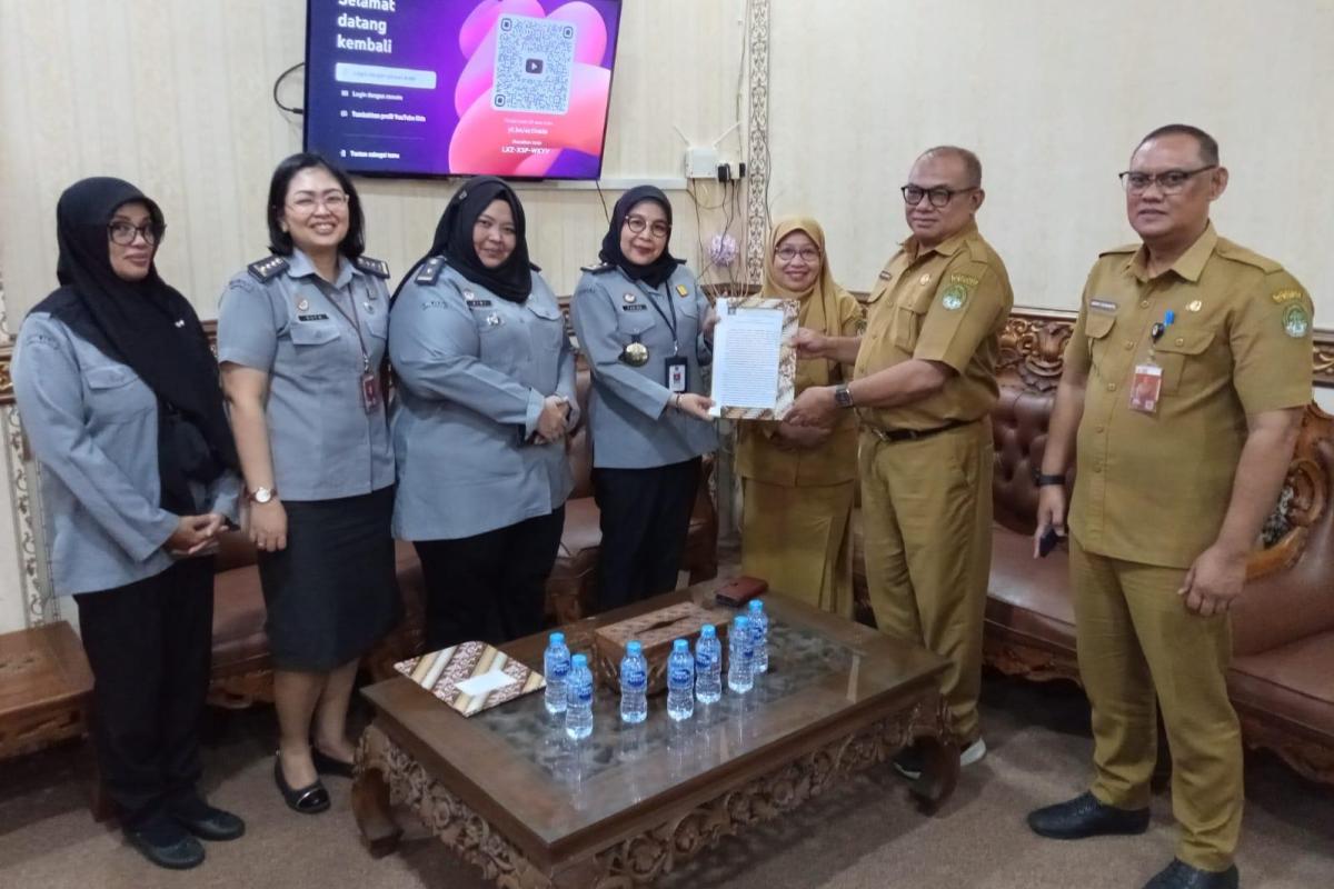Kanwil Kemenkum Kalbar menggelar kunjungan kerja ke DPRD Ketapang pada Senin (13/10).
