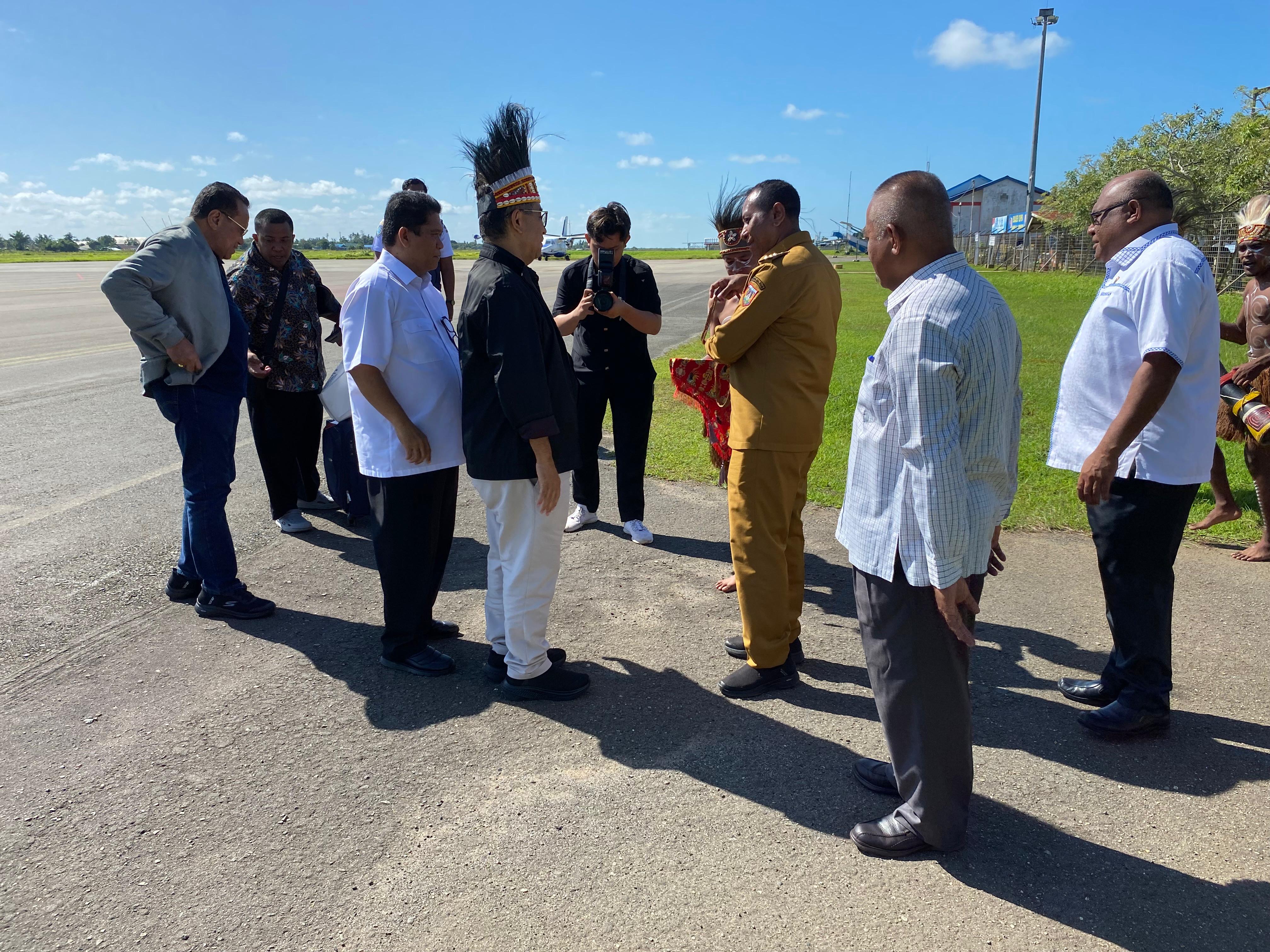 Dirjen Otda Prof. Akmal Malik disambut Gubernur Papua Selatan Prof. Apolo Safanpo dengan upacara adat saat tiba di Bandara Mopah, Merauke.