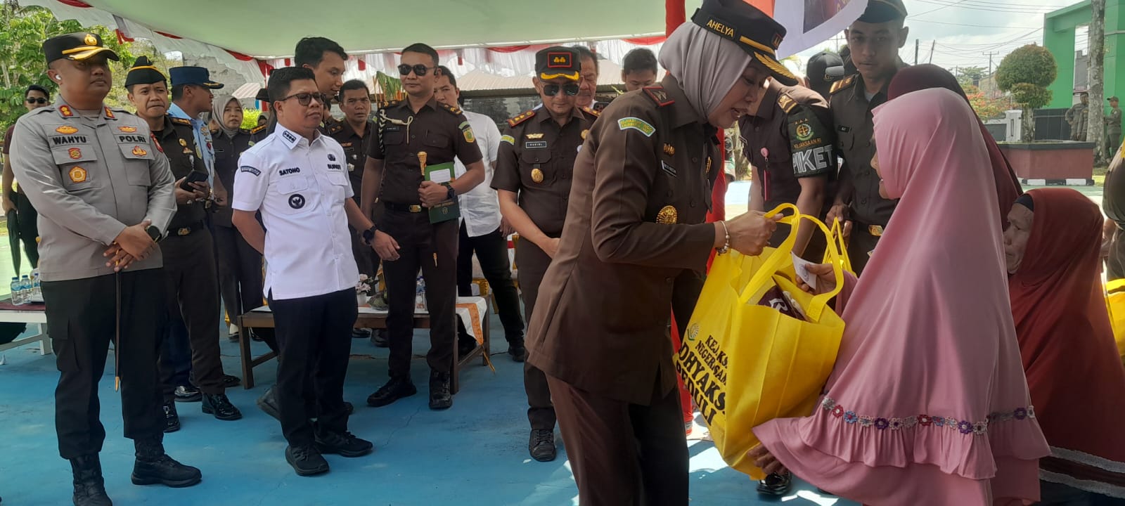Kepala Kejati Kalbar saat serahkan langsung bantuan sosial kepada masyarakat usai resmikan kantor baru Kejari Sambas.