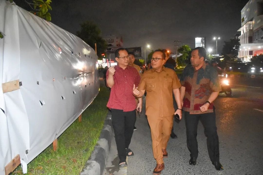 TINJAU: Bupati Kubu Raya Sujiwo meninjau progres pembangunan Bundaran Gaforaya yang ditargetkan rampung pada Desember 2025, Senin (13/10).