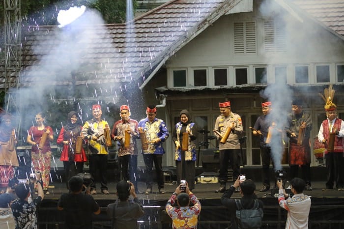 PEMBUKAAN: Wakil Wali Kota Singkawang Muhammadin bersama Forkopimda memukul kentongan sebagai tanda dimulainya Pekan Kebudayaan Daerah di Kawasan Pusaka Jalan Merdeka, Minggu (12/10).