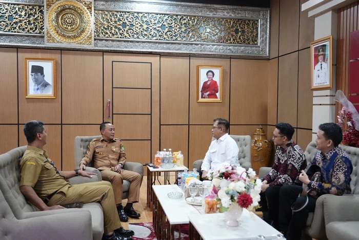 PERTEMUAN: Wakil Gubernur Kalbar Krisantus Kurniawan menerima Konjen RI Kuching, Dr. Abdullah Zulkifli, membahas penguatan kerja sama lintas batas Kalbar&ndash;Sarawak di Pontianak, Selasa (14/10).