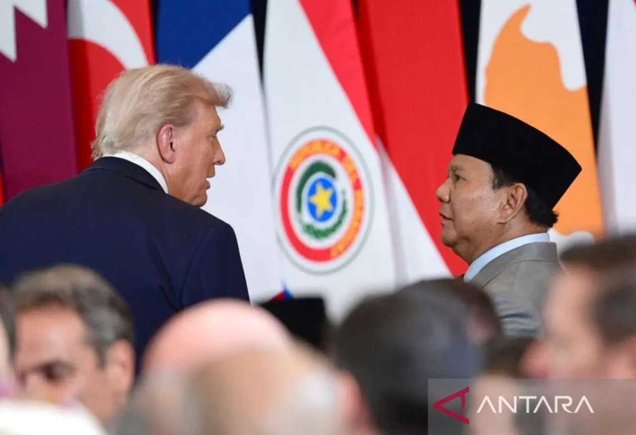 BERBINCANG: Presiden Prabowo dan Presiden Trump berbincang di International Congress Centre, Sharm El-Sheikh, Mesir, Senin, 13 Oktober 2025.