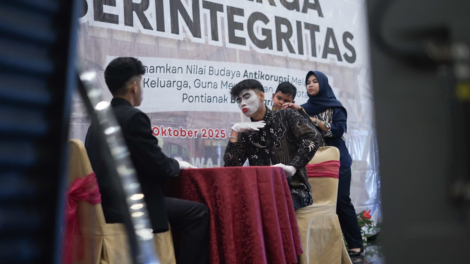 PANTOMIM: Siswa SLB B Dharma Asih Pontianak saat menampilkan pantomim dalam kegiatan bimtek keluarga berintegritas di Inspektorat Pontianak.