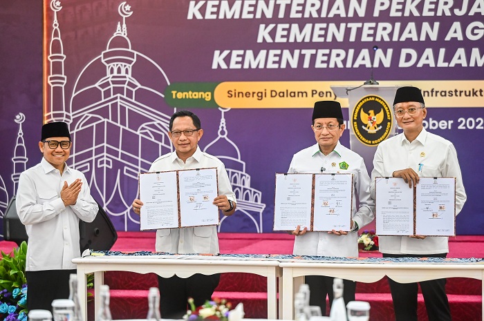 Menko Bidang Pemberdayaan Masyarakat Muhaimin Iskandar (kiri) menyaksikan penandatanganan kesepakatan bersama terkait infrastruktur pesantren yang dilakukan oleh Menteri Dalam Negeri Tito Karnavian (kedua kiri), Menteri Agama Nasaruddin Umar (kedua kanan)