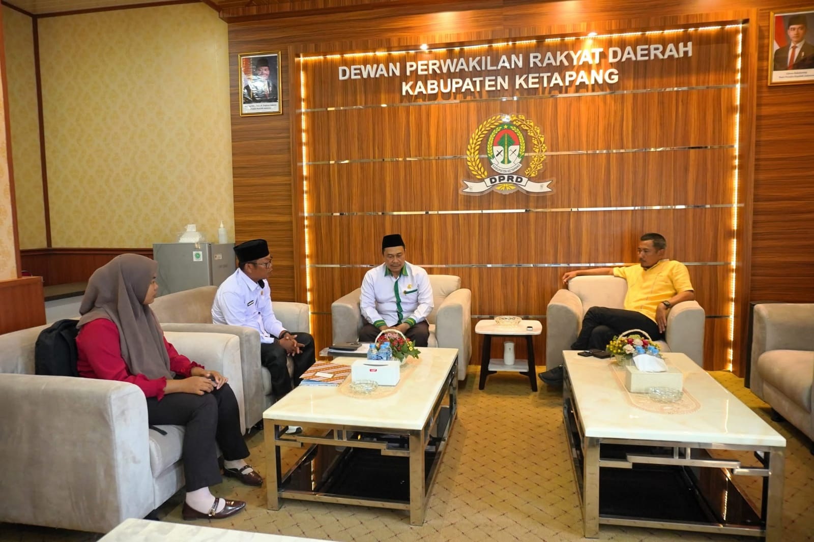 BERBINCANG : Ketua DPRD Ketapang, Achmad Sholeh, berbincang dengan Ketua Baznas Ketapang, Uti Mahmud, Senin (13/10).
