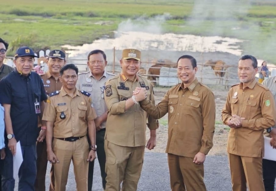 TINJAU : Bupati Ketapang dan Bupati Sukamara, Alexander Wilyo, dan Masduki, meninjau lokasi rencana pembangunan jalan yang akan menghubungkan dua daerah tersebut, Senin (13/10).