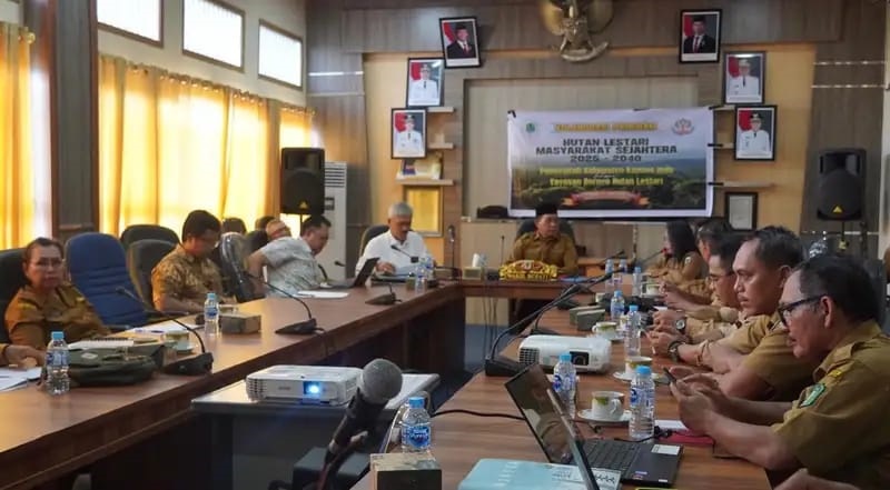RAPAT : Wakil Bupati Kapuas Hulu, Sukardi, saat memimpin Rapat dalam Audiensi dan Persetujuan Pelaksanaan Kolaborasi Program &ldquo;Hutan Lestari&rdquo; yang digagas oleh Yayasan Borneo Hutan Lestari (YBHL)