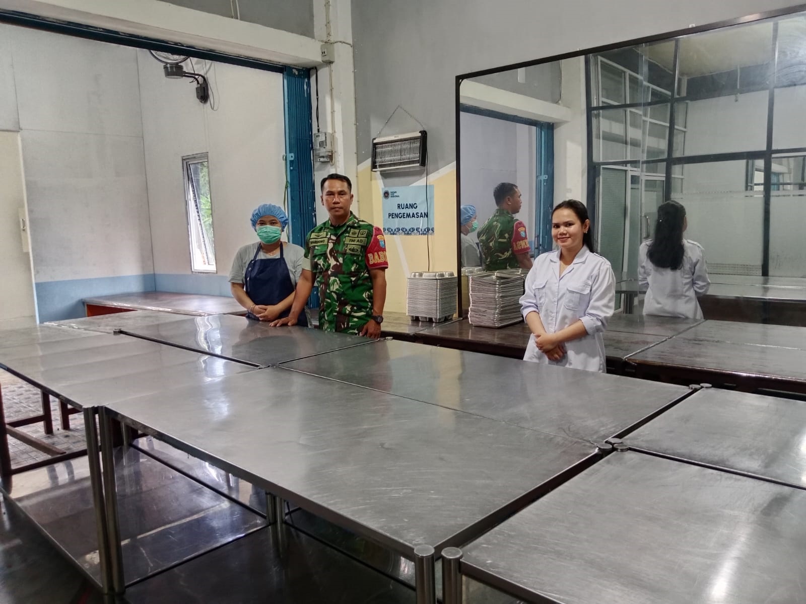 MENINJAU : Babinsa Koramil 1210-06/Ngabang saat meninjau dapur produksi program Makan Bergizi Gratis di Kecamatan Ngabang.