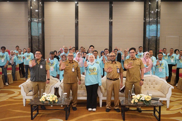BIMTEK: Staf Ahli Bidang Hukum dan Politik Setda Kota Pontianak, Yusnaldi,  membuka Bimtek Keluarga Berintegritas bagi Kepala SMP se-Kota Pontianak di Hotel Star Pontianak, Selasa (14/10).