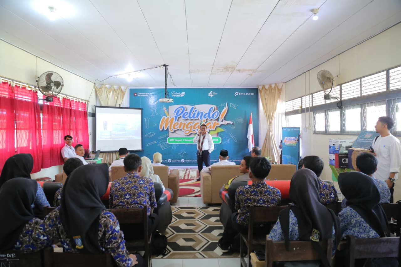 General Manager Pelindo Regional 2 Pontianak, Yanto, memberikan materi tentang dunia maritim kepada siswa SMPN 1 Sungai Kunyit dalam program Pelindo Mengajar, Selasa (14/10).