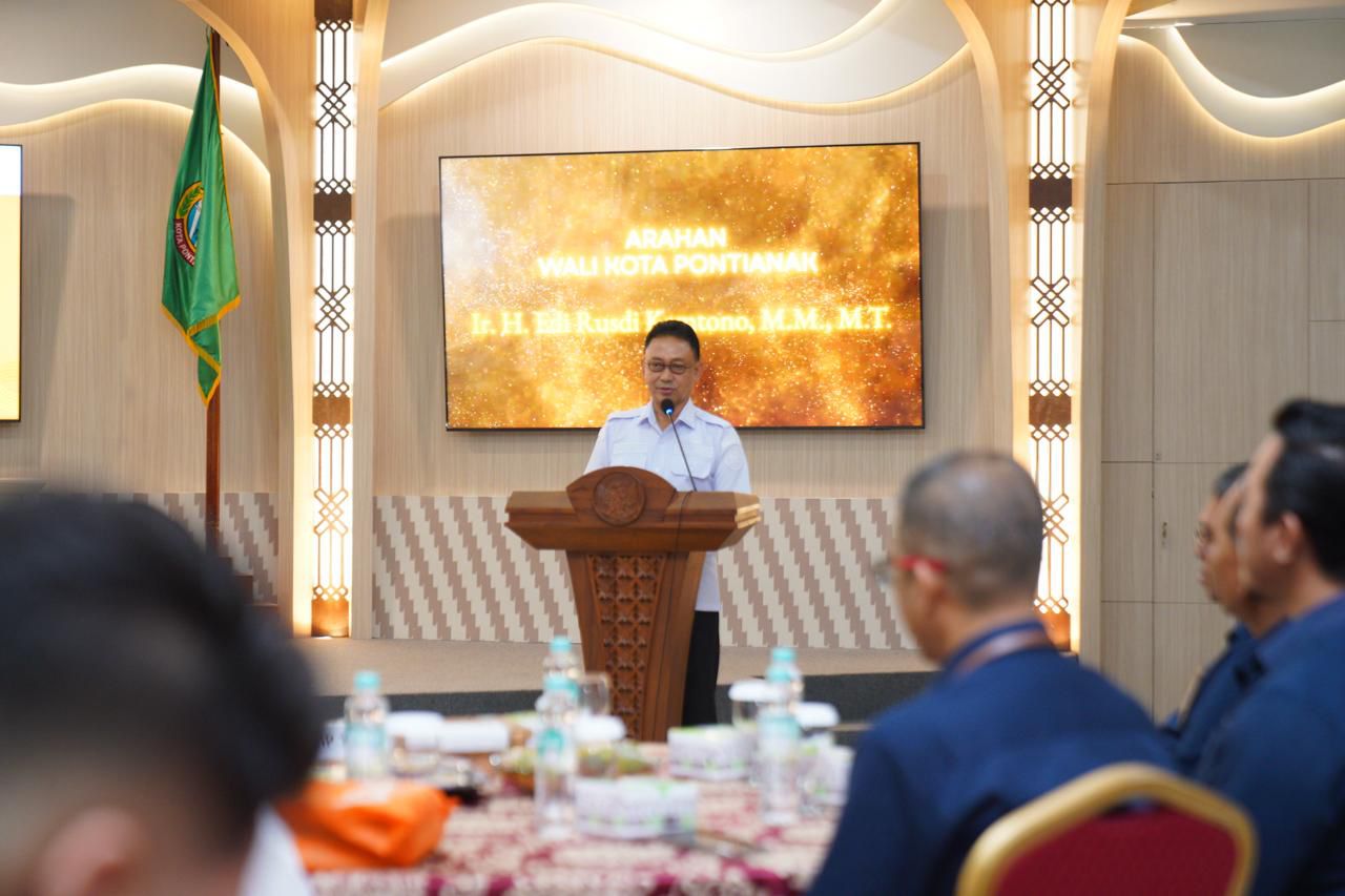 ARAHAN: Wali Kota Pontianak Edi Rusdi Kamtono memberikan arahan kepada peserta Sosialisasi Sensus Ekonomi 2026 di Aula SSA Kantor Wali Kota Pontianak, Rabu (15/10).