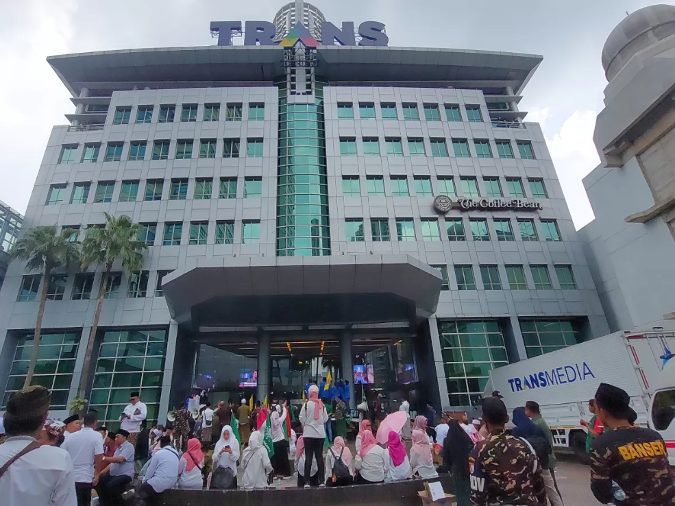 DEMO: Massa NU dan santri se-DKI Jakarta berunjuk rasa di depan kantor Trans7, menuntut permintaan maaf atas tayangan yang dinilai melecehkan pesantren, Rabu (15/10).