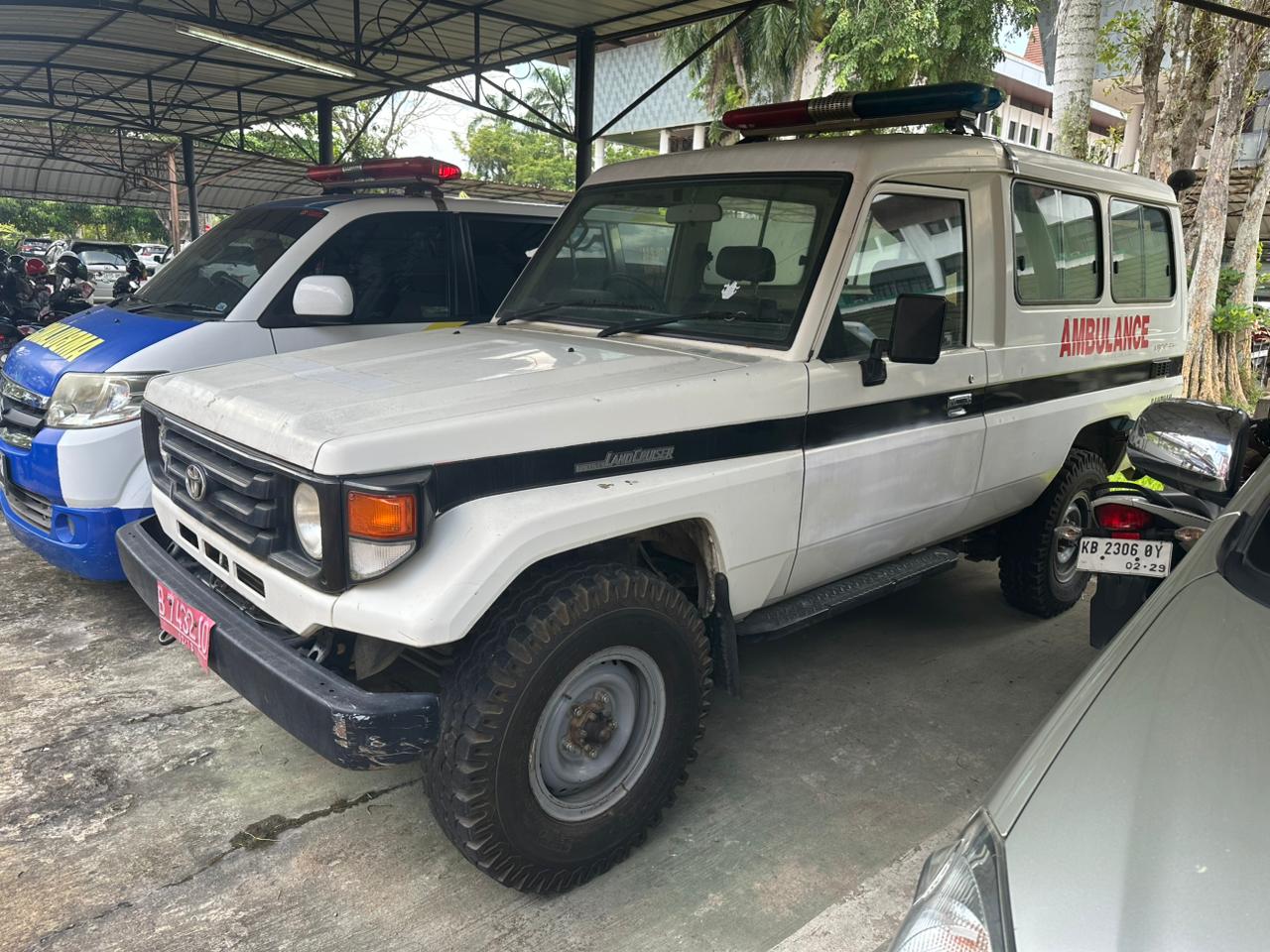 AMBULANS : Satu unit mobil ambulans bantuan Wakil Presiden tahun 2005 tampak terparkir di halaman depan Klinik Kantor Gubernur Kalbar.
