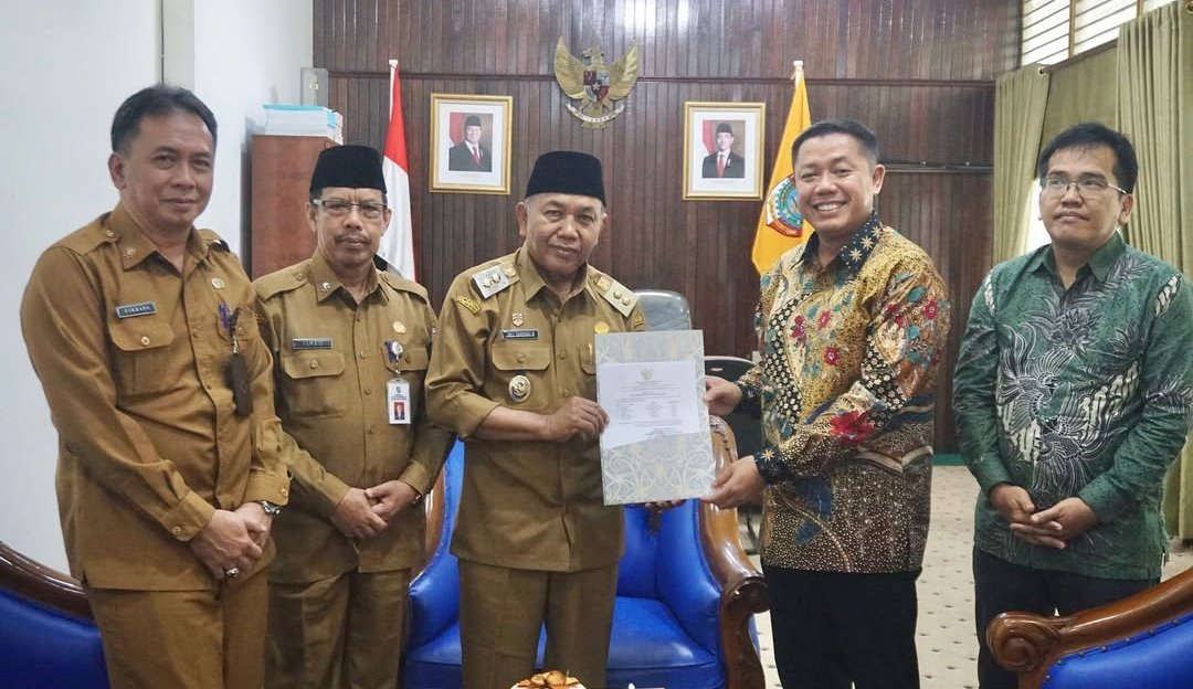 AGENDA: Wabup Juli Suryadi saat menerima Tim BPK RI Perwakilan Kalbar di kantornya.