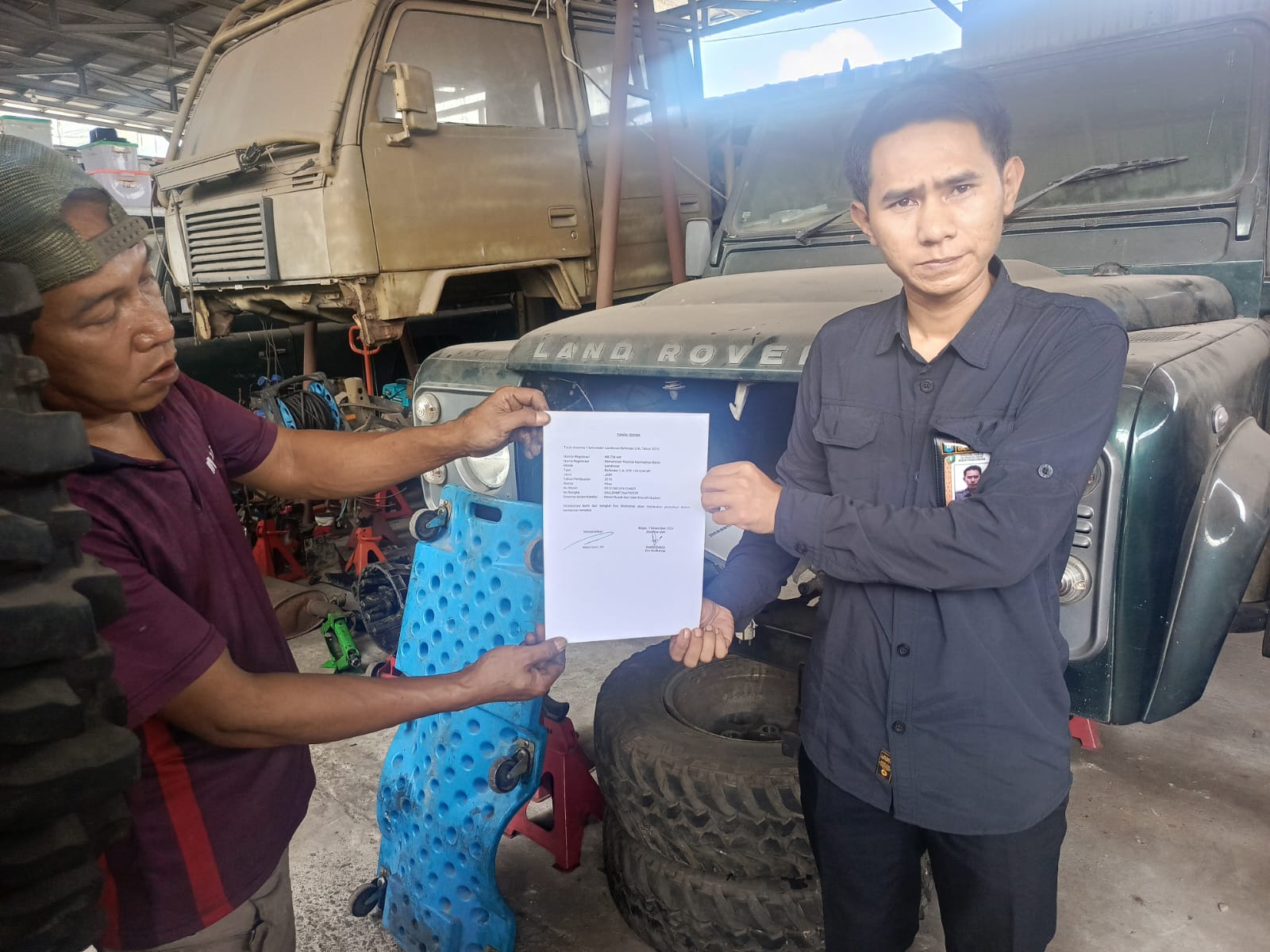 SERAHKAN : Pihak Badan Penghubung Kalbar, menyerahkan satu unit mobil Land Rover Defender 2.4L tahun 2010 kepada pihak bengkel Evo Workshop di Bogor untuk perbaikan mesin.