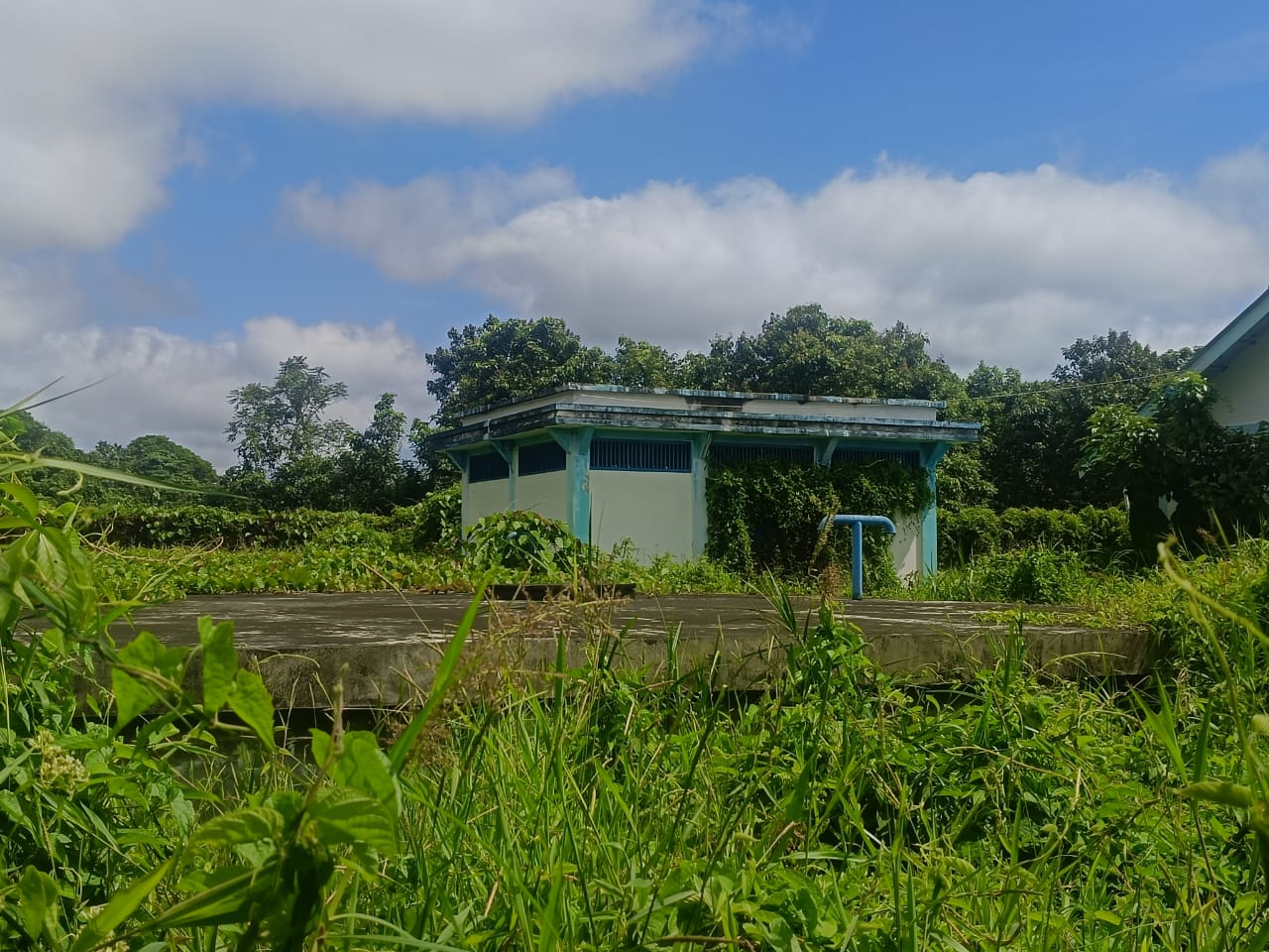 Proyek penampungan air bersih di Desa Sibau Hilir yang dibangun tahun 2023 ini hingga hari ini tidak berfungsi.