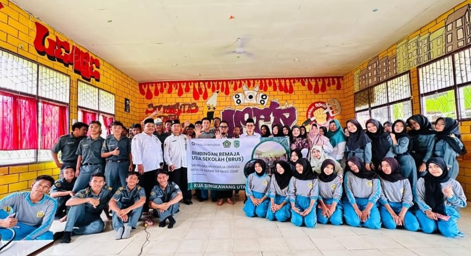 DIABADIKAN: Penyuluh Agama Islam KUA Singkawang Utara bersama para siswa SMKN 5 Singkawang berfoto usai kegiatan kampanye Stop Pernikahan Usia Dini menuju Generasi Emas 2045.