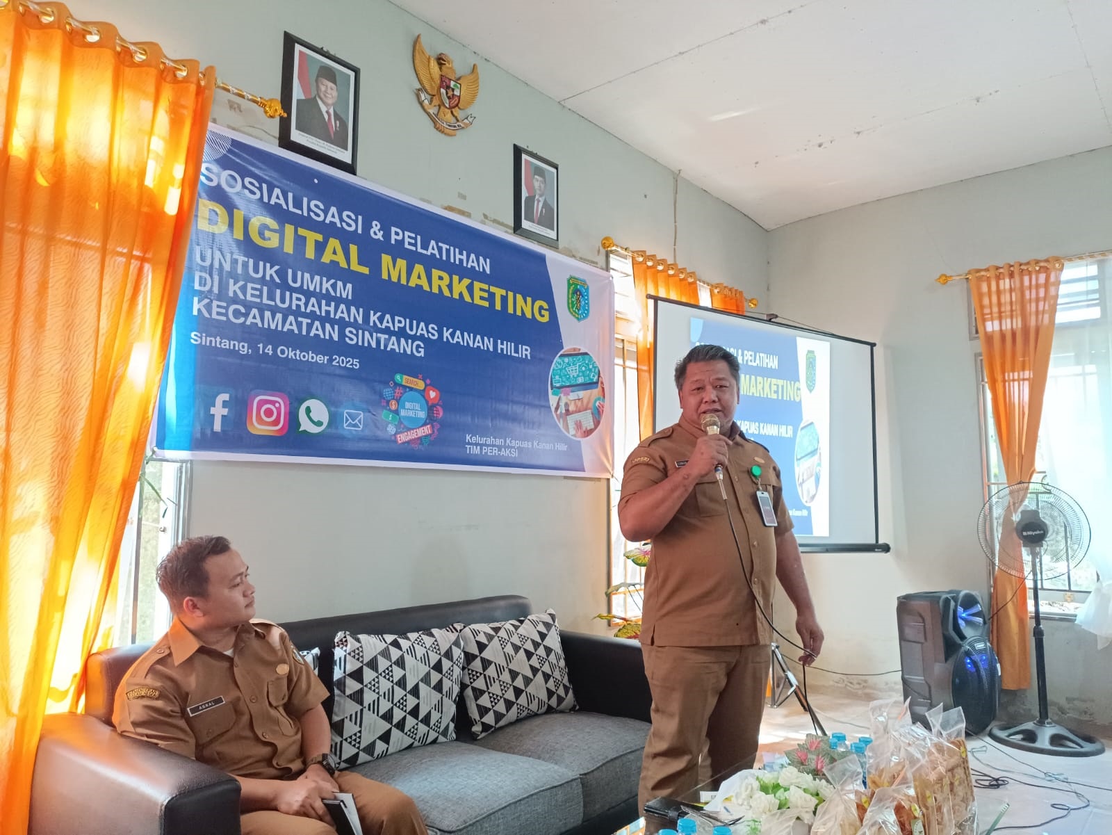 Plt Camat Sintang, Erwin Chandra Happy, membuka kegiatan Sosialisasi dan Pelatihan Digital Marketing bagi pelaku UMKM di Kelurahan Kapuas Kanan Hilir, Kecamatan Sintang, Selasa (14/10/2025).