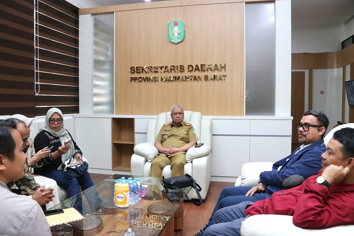 BERBINCANG: Sekda Kalbar Harisson berdiskusi dengan CEO Kabar Grup Indonesia, Upi Asmaradhana, membahas rencana Borneo Intra-Regional Dialogue 2025 di Pontianak, Selasa (14/10).