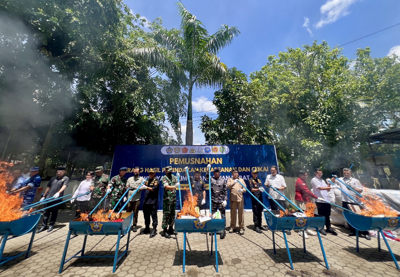 Konferensi pers serta pemusnahan hasil penindakan kepabeanan dan cukai wilayah Kalimantan Barat di halaman kantor Bea Cukai Kalbagbar, Rabu (15/10).