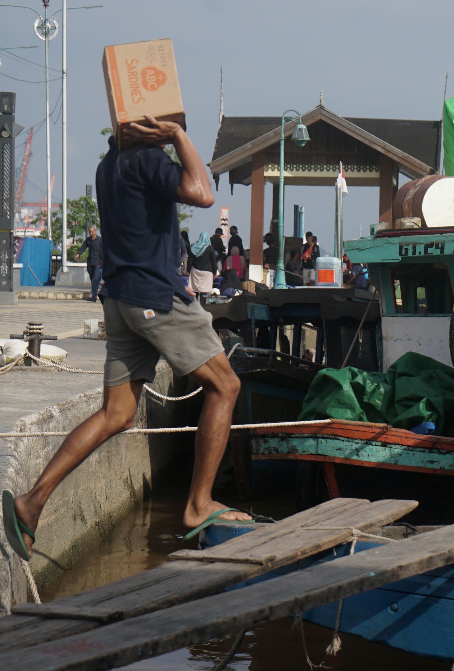 KIRIM BARANG: Warga membawa kardus untuk dikirim melalui motor klotok yang sedang bersandar di Dermaga Kapuas Indah. Selain menjadi transportasi manusia. motor air juga menjadi transportasi pengiriman