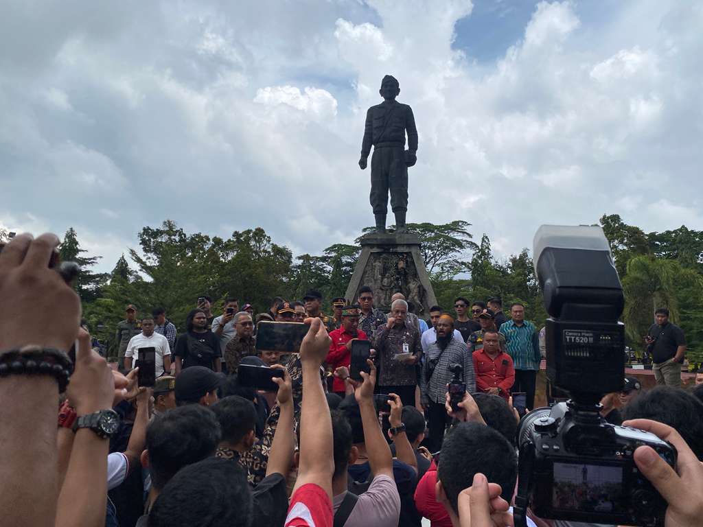 Wakil Gubernur Kalimantan Barat Krisantus Kurniawan menemui pendemo di Sungai Ambawang, membahas solusi penyaluran solar subsidi agar tepat sasaran.