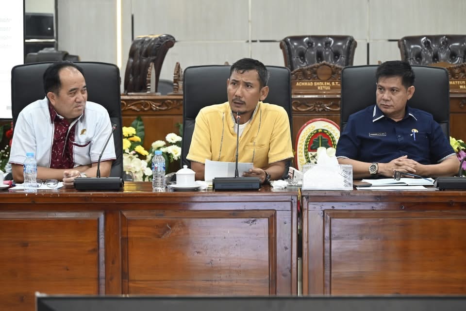 ARAHAN : Ketua DPRD Ketapang, Achmad Sholeh, memberikan arahan saat memimpin rapat pembahasan RAPBD 2026, Selasa (14/10) sore.