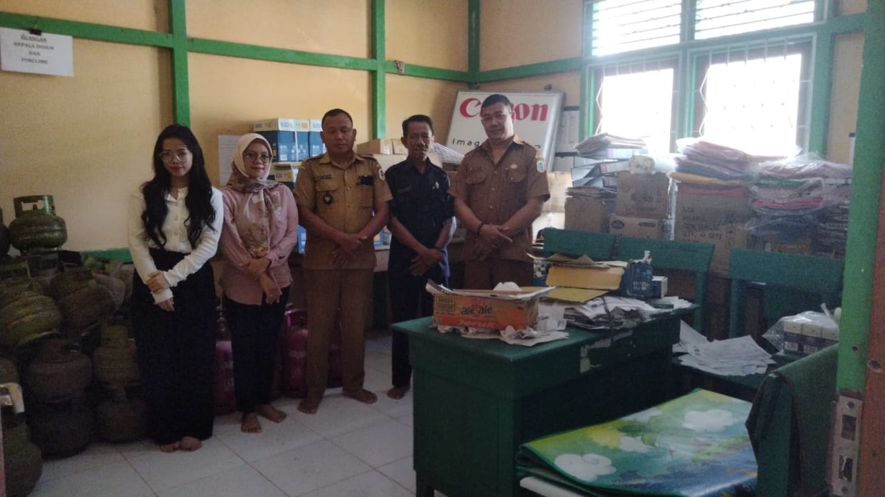 ASET : Pengurus BUMDes Mitra Usaha Tanjung Intan saat mengembalikan aset kepada Pemerintah Desa karena usahanya tidak berjalan lagi.