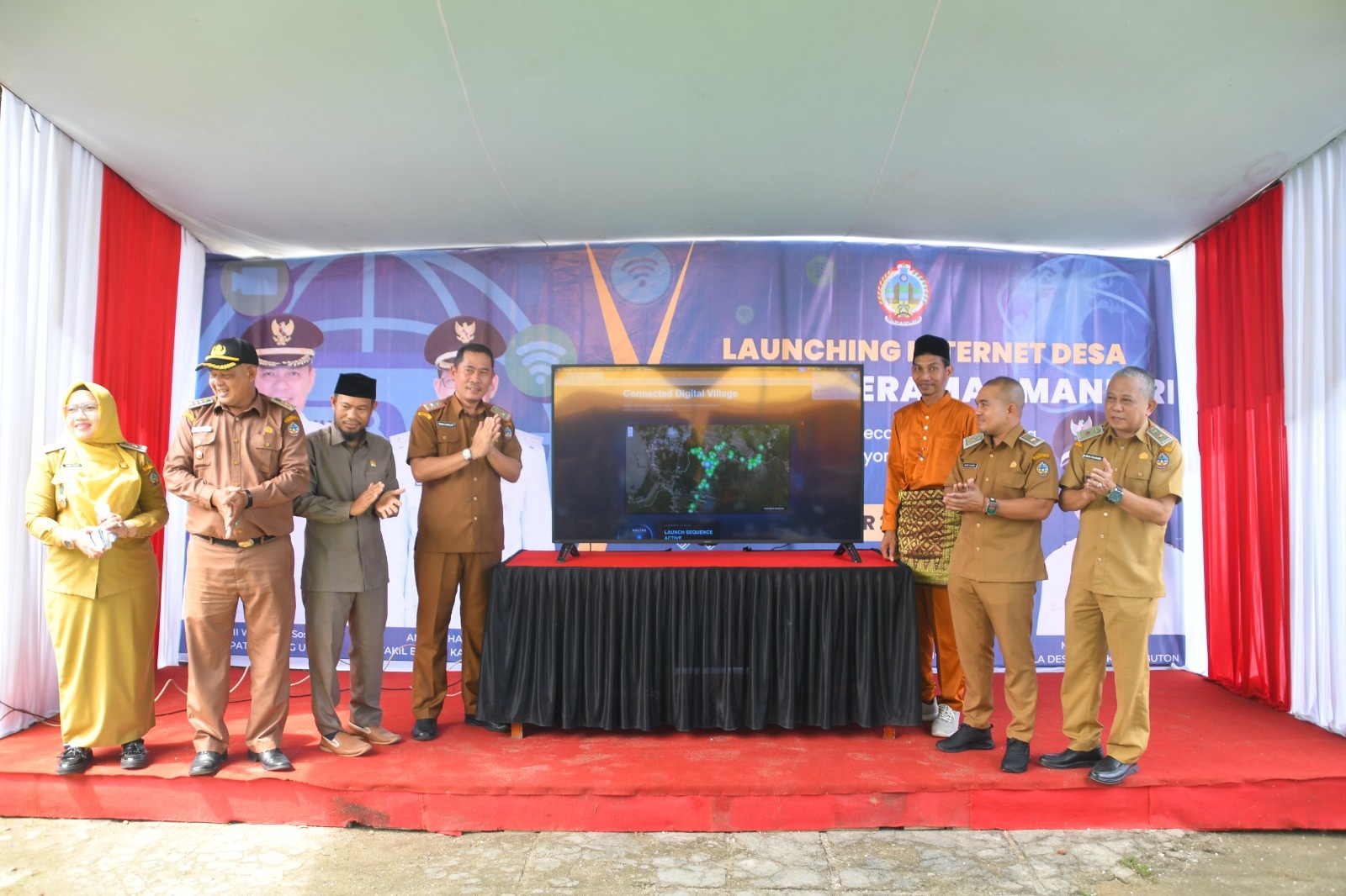 INTERNET : Sekretaris Daerah Kabupaten Kayong Utara, Erwin Sudrajat, saat menghadiri dan resmi meluncurkan Internet Desa Pangkalan Buton Kecamatan Sukadana.&nbsp;