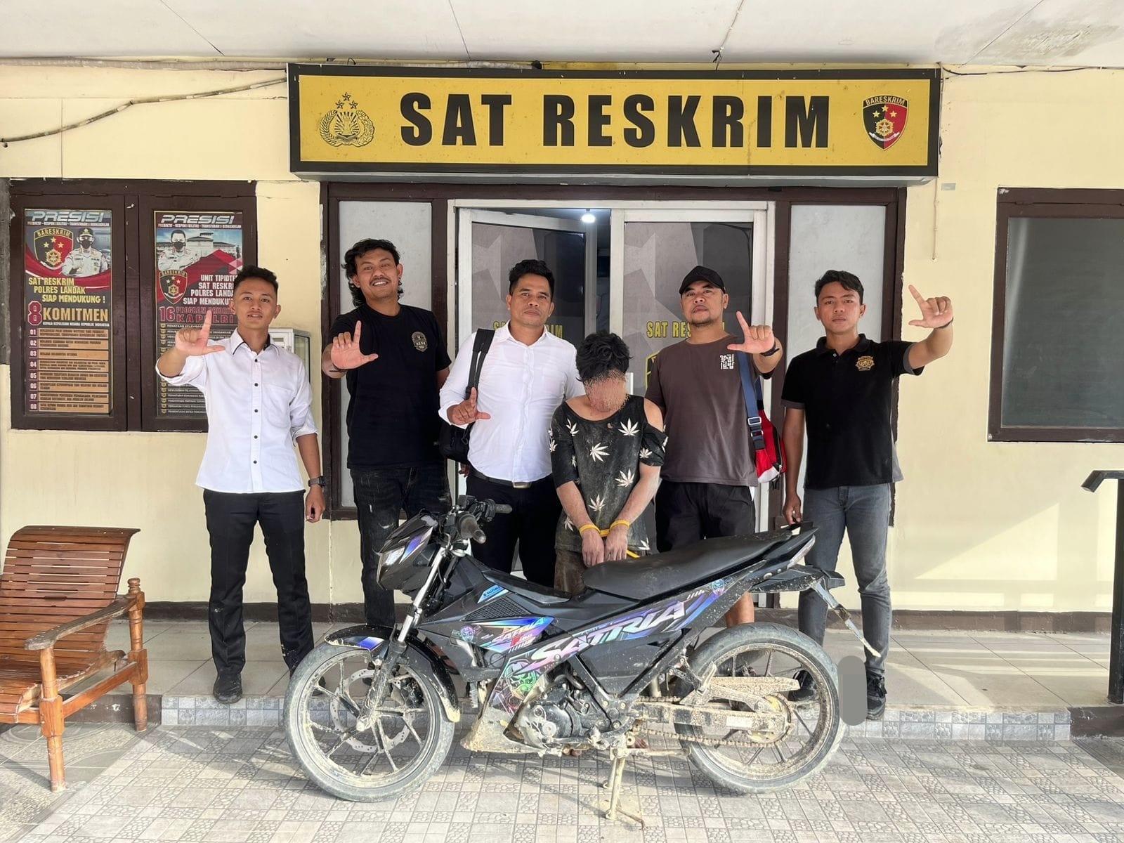 PENANGKAPAN : Tim Jatanras Satreskrim Polres Landak saat melakukan penangkapan terhadap satu dari komplotan pencuri kendaraan bermotor di Ngabang