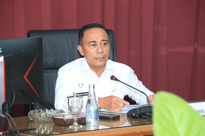 PIMPIN RAPAT: Wakil Gubernur Kalbar Krisantus Kurniawan memimpin Entry Meeting Pemeriksaan BPK di Ruang Rapat Tengkawang, Pontianak, Rabu (15/10).