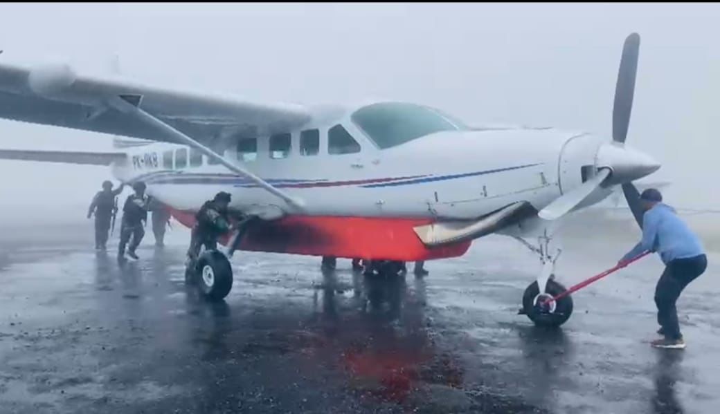 Personel Satgas Korpasgat membantu memindahkan pesawat Grand Caravan milik AMA yang melakukan Remain Overnight (RON) di Bandara Tigiles, Sinak, Papua Tengah, akibat cuaca buruk, Rabu (15/10/2025).