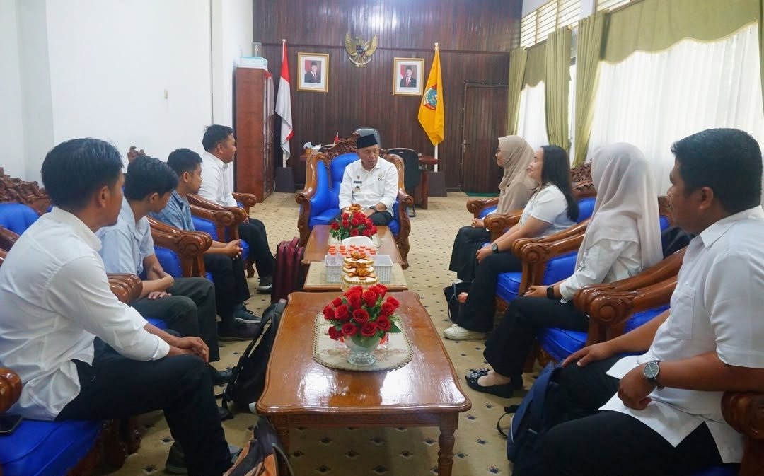 AUDIENSI: Wabup Juli Suryadi saat menerima audiensi Tim Kopdes Merah Putih.