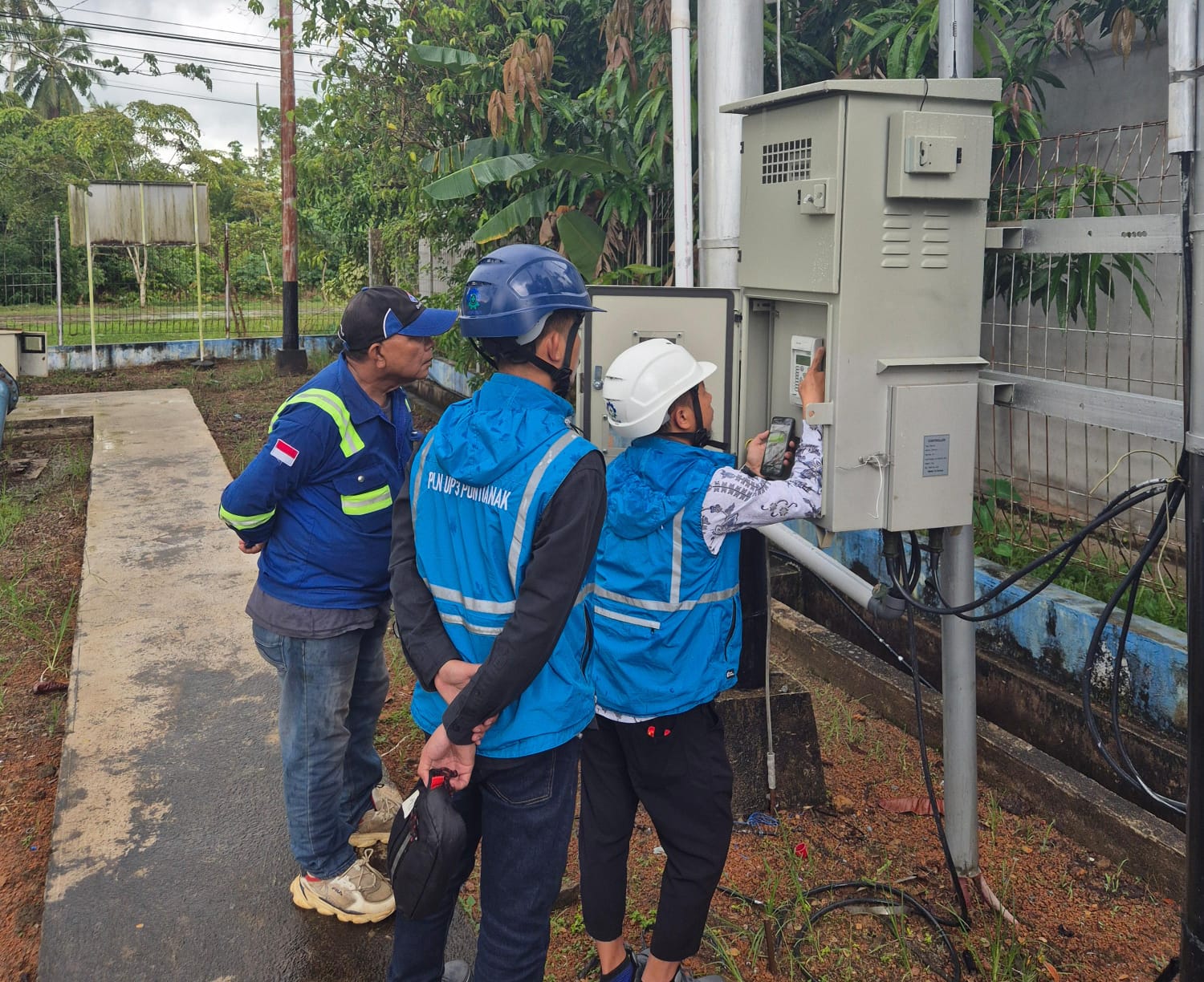 Tim PLN bersama Teknisi PDAM melakukan pengecekan langsung pada Panel PDAM Nipah Kuning.
