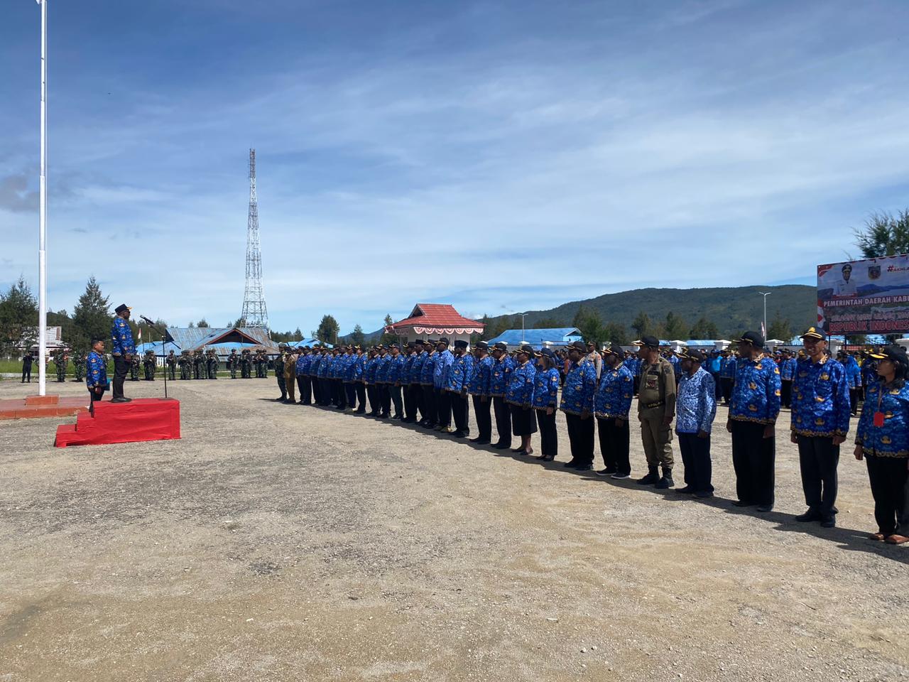 Apel gabungan ASN, TNI, dan Polri di Lapangan Kantor Bupati Paniai, Papua Tengah, dalam rangka memperkuat sinergi dan stabilitas daerah.