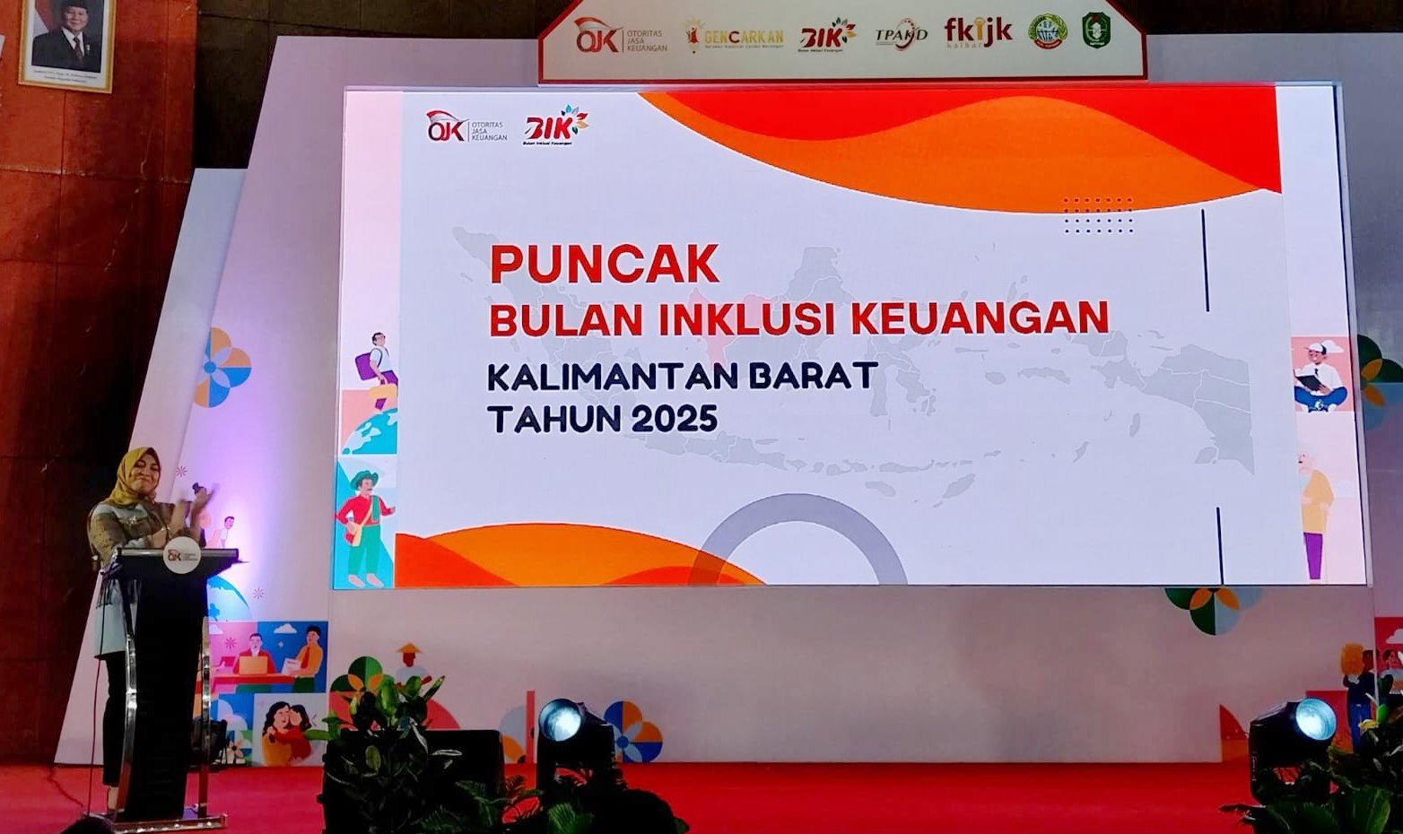 Kepala OJK Kalimantan Barat Rochma Hidayati memberikan sambutan pada kegiatan Puncak Bulan Inklusi Keuangan (BIK) Kalbar 2025 di Pontianak Convention Center, Jumat (17/10).
