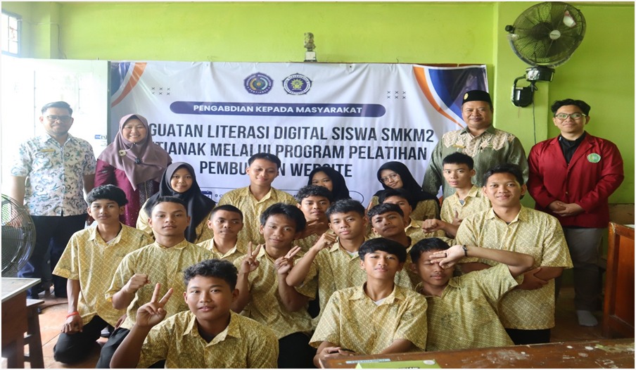 Para siswa SMK Muhammadiyah 2 Pontianak bersama dosen dan mahasiswa UMP berfoto usai pelatihan pembuatan website dalam kegiatan Pengabdian Kepada Masyarakat (PKM).