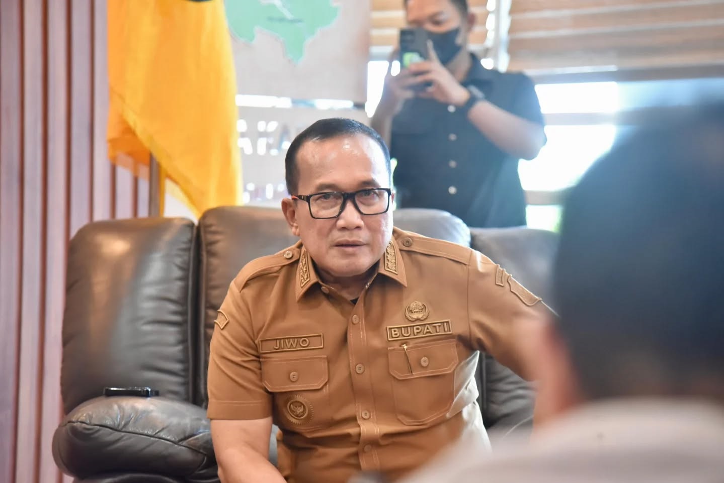 WAWANCARA: Bupati Kubu Raya, Sujiwo saat diwawancarai wartawan. Ia menegaskan komitmen menjaga stabilitas pelayanan publik meski menghadapi pemangkasan TKD tahun 2026.