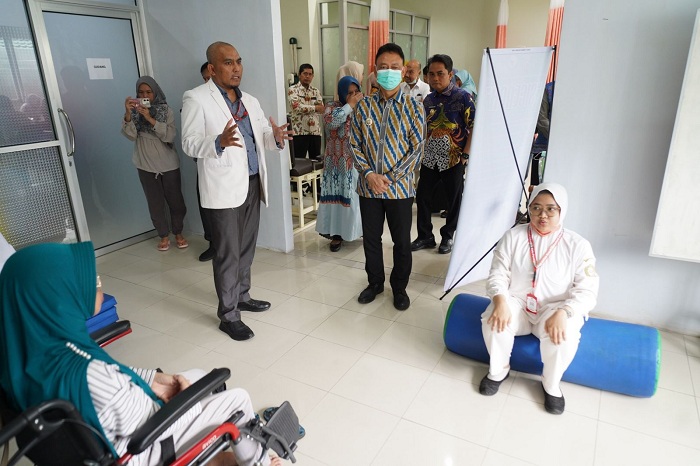 KLINIK SIGERAK: Wali Kota Pontianak Edi Rusdi Kamtono meninjau Klinik SiGerak untuk terapi pasien pasca stroke.