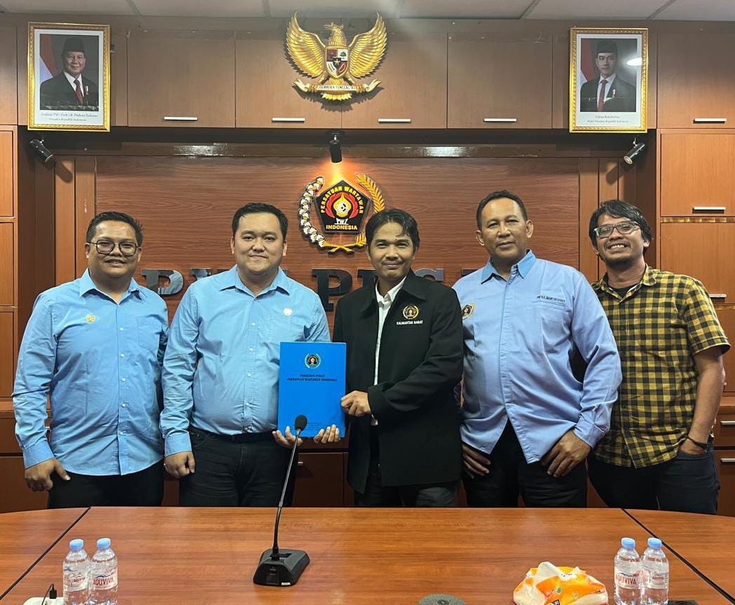 TERIMA SK: Ketua PWI Kalimantan Barat, Kundori bersama Sekretaris Deska Irnan Syafara, Bendahara Jauhari Fatria, Wakil Bendahara Eliazer Partoguan dan Wakil Ketua Bidang Kesejahteraan Marupek menerima