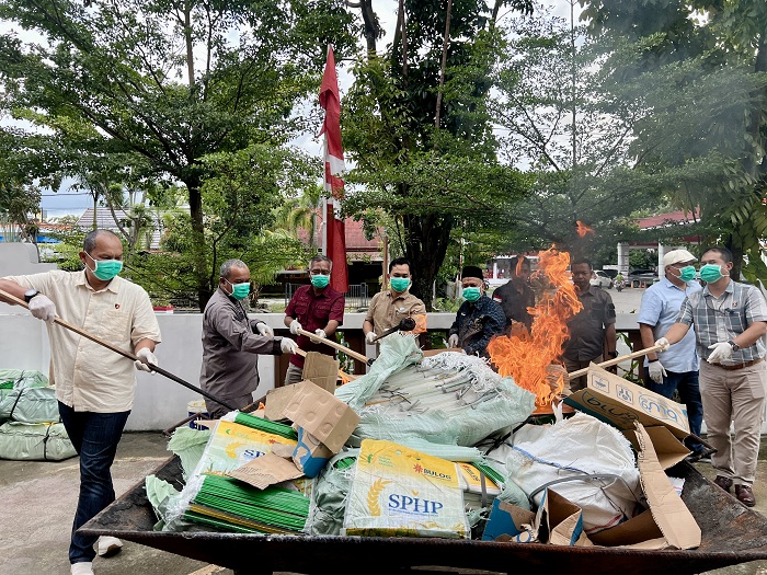 PEMUSNAHAN: Kejaksaan Negeri Pontianak menggelar pemusnahan barang bukti yang telah memiliki kekuatan hukum tetap (inkracht) di halaman kantor Kejaksaan Negeri Pontianak, Kamis (16/10).