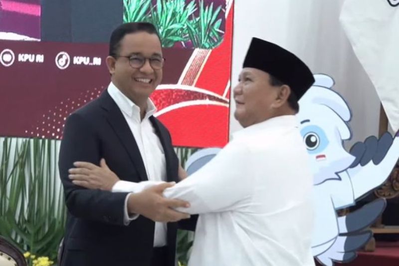Tangkapan layar Calon Presiden RI terpilih Prabowo Subianto saat menghampiri Calon Presiden RI Anies Baswedan di Kantor KPU RI, Jakarta, Rabu (24/4/2024).